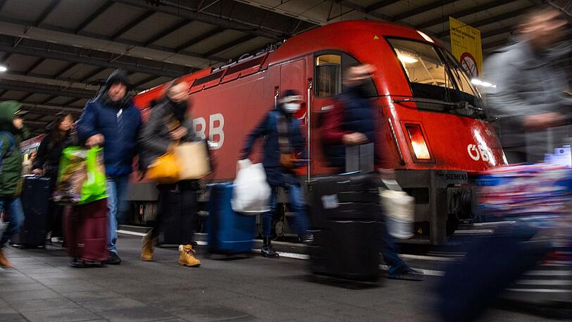Reisende gehen am Eurocity-Zug aus Venedig vorbei. Der aus Furcht vor dem Coronavirus am Brenner gestoppte Zug ist mit mehrstündiger Verspätung am frühen Montagmorgen in München angekommen.