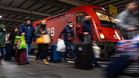 Reisende gehen am Eurocity-Zug aus Venedig vorbei. Der aus Furcht vor dem Coronavirus am Brenner gestoppte Zug ist mit mehrstündiger Verspätung am frühen Montagmorgen in München angekommen.