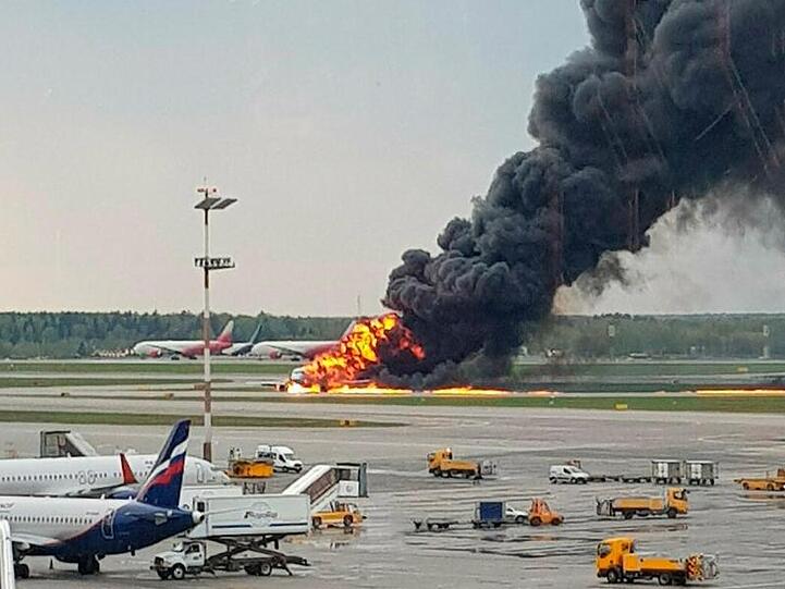 Ein brennendes russisches Passagierflugzeug auf dem Moskauer Flughafen Scheremetjewo.