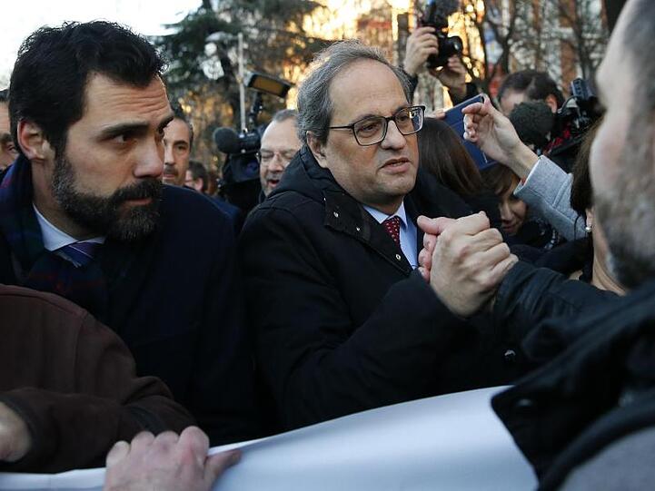 Quim Torra (r), Regionalpräsident von Katalonien, und Roger Torrent (l), Präsident des katalanischen Parlaments, vor dem Gerichtsgebäude in Madrid.