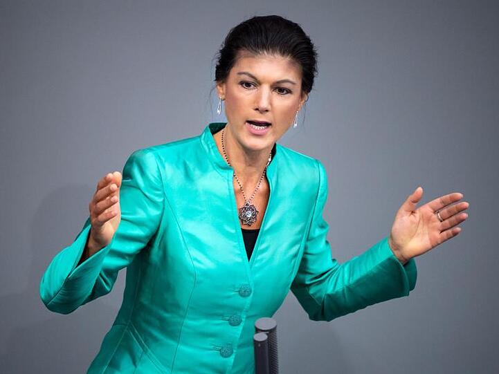 Nach der Rückzugs-Ankündigung von Sahra Wagenknecht streiten die Linken über den Umgang mit ihrer Fraktionschefin.