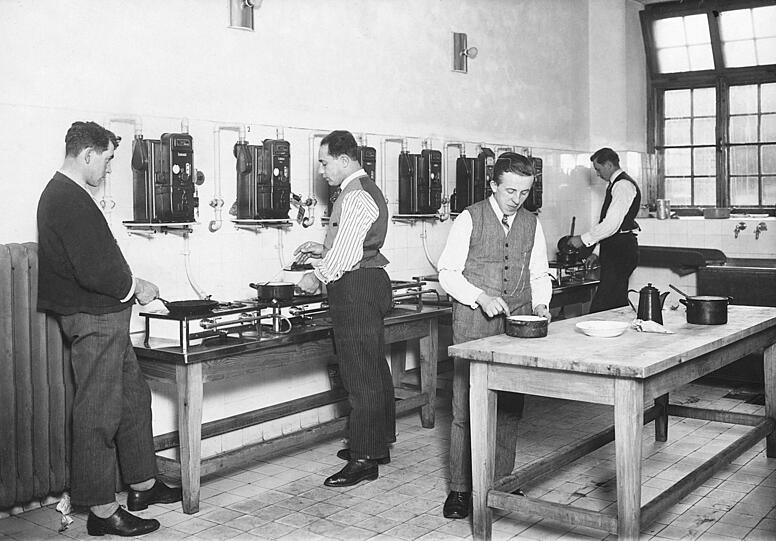 Der "Raum für Selbstkocher" im Erdgeschoss des Ledigenheims an der Bergmannstraße im Westend im Jahr 1930.
