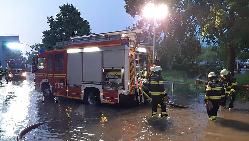 Die Feuerwehr setzten mehrere Pumpen ein.