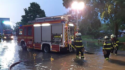 Die Feuerwehr setzten mehrere Pumpen ein.