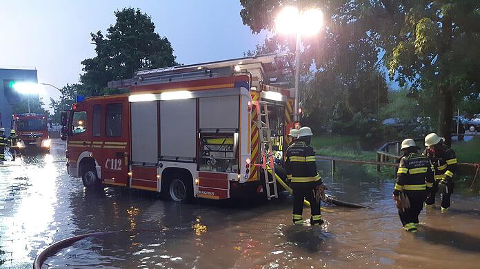 Die Feuerwehr setzten mehrere Pumpen ein.