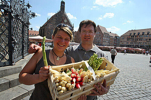 Auf dem Hauptmarkt dreht sich ab Donnerstag für drei Tage alles um Spargel: Diana Burkel (links) und Thomas Bösl servieren klassische und ausgefallene Gerichte.
