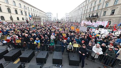 Menschen bis zur Münchner Freiheit - der Andrang bei der Demo ist groß. Vorne an der Absperrung (Mitte links): OB Dieter Reiter mit Charlotte Knobloch (Israelitische Kultusgemeinde), dahinter Bürgermeister Dominik Krause.