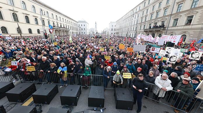 Menschen bis zur Münchner Freiheit - der Andrang bei der Demo ist groß. Vorne an der Absperrung (Mitte links): OB Dieter Reiter mit Charlotte Knobloch (Israelitische Kultusgemeinde), dahinter Bürgermeister Dominik Krause.