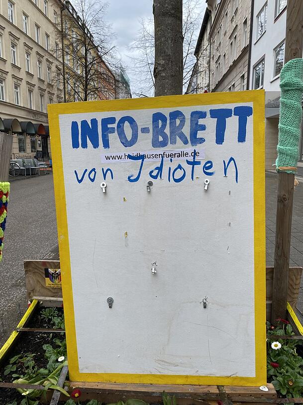 Aushänge abgerissen, Info-Brett mit Beleidigungen beschmiert. So sah es Montagmorgen aus. Aushänge abgerissen, Info-Brett mit Beleidigungen beschmiert. So sah es Montagmorgen aus.