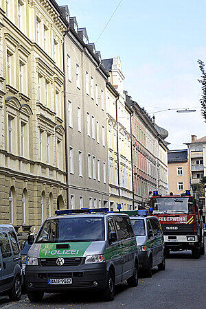Angst vor einem Wiesn-Anschlag 2009: Die Polizei führt einen Verdächtigen ab.