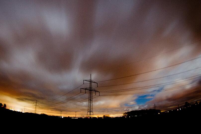 Ein Sturmtief zieht am 29.03.2015 über Felder bei Sehnde in der Region Hannover (Niedersachsen) hinweg (Langzeitbelichtung).