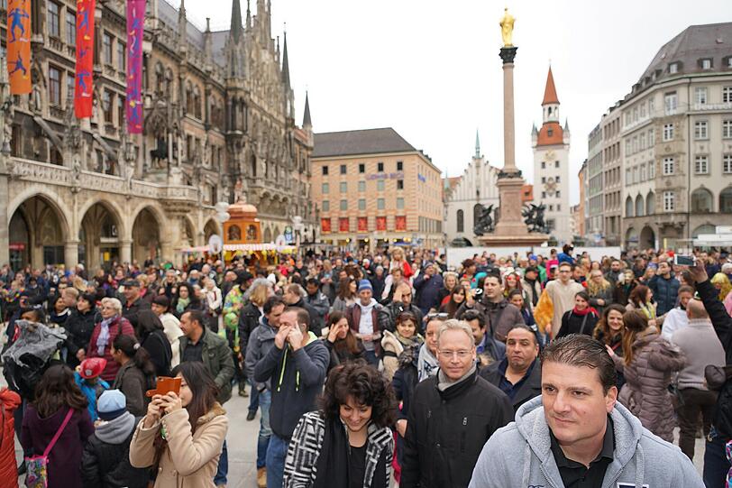 In München läuft die heiße Phase der närrischen Zeit, die Faschingsfans genießen die Highlights: "München narrisch" (bis 9. Februar), den Rosenmontag (8. Februar) und am Faschingsdienstag (9. Februar) der traditionelle Tanz der Marktfrauen auf dem Viktualienmarkt. Die Bilder vom Sonntag...