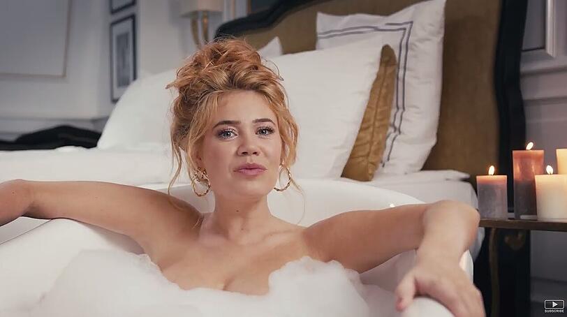 Palina Rojinski wirbt für die Bundestagswahl.