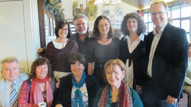 Die Weihnachtsfeier: Gruppenbild mit Ehrengästen. Die Weihnachtsfeier: Gruppenbild mit Ehrengästen.