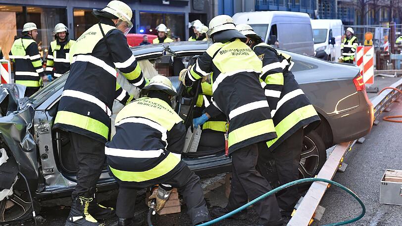 Eingeklemmt: Mit Hilfe eines Hydraulischen Rettungssatzes wurde der schwer verletzte Unfallverursacher aus seinem Wagen befreit.
