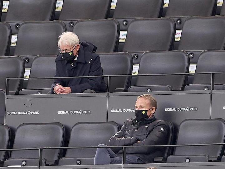 Borussia Dortmunds Präsident Reinhard Rauball (l) und Geschäftsführer Hans-Joachim Watzke. Foto: Lars Baron/Getty Images Europe/Pool/dpa/Archivbild