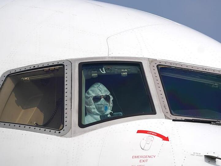 Sicher ist sicher: Ein Pilot im Schutzanzug parkt einen Jet auf dem internationalen Flughafen Wuhan-Tianhe. An Bord: 60 Tonnen medizinisches Material.