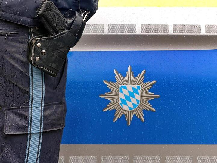 Ein Polizist steht vor einem Streifenwagen. Foto: Karl-Josef Hildenbrand/dpa/Archivbild