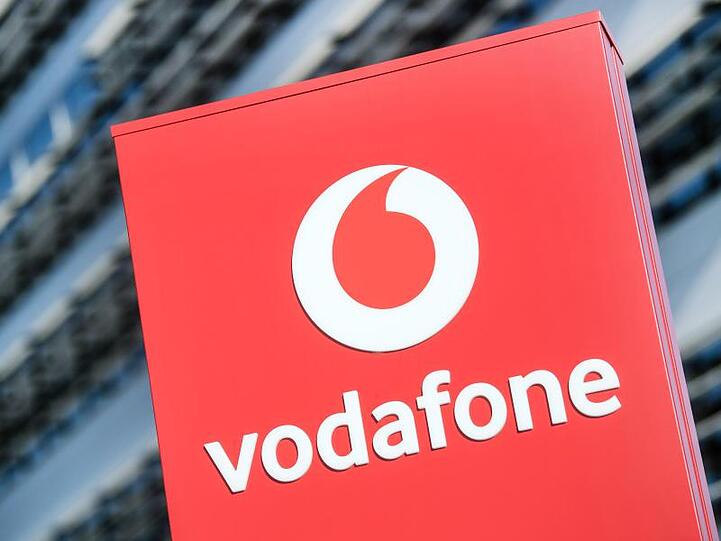 Das Vodafone-Logo steht vor der Vodafone-Deutschland-Zentrale.