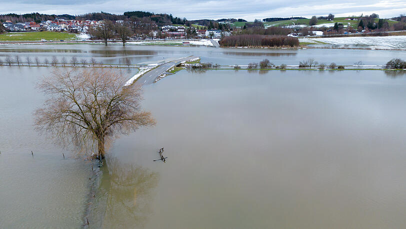 Vilsbiburg: Eine Straße zwischen Achldorf und Gaindorf ist vom Hochwasser der Großen Vils überflutet.