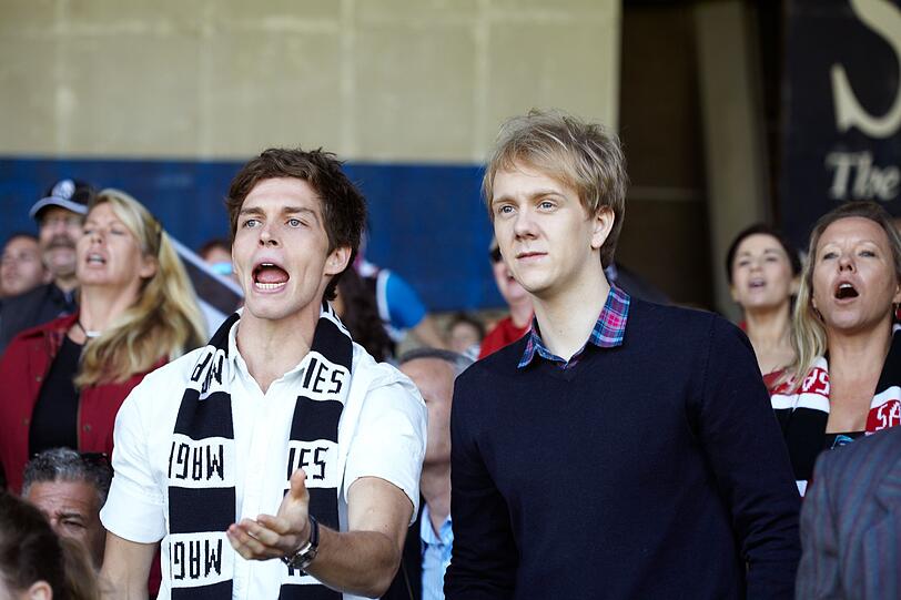 Nach einigen Anlaufschwierigkeiten werden Geoffrey (Wade Briggs, links) und Josh (Josh Thomas) ein Paar.