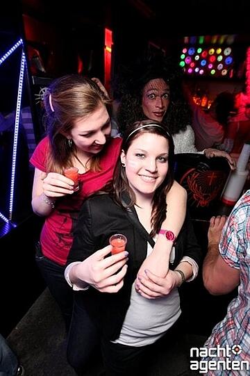 Für "Garry Klein - ooops ne schwule Party" fanden sich am Mittwoch Gays, Freunde und eine Drag-Queen im Münchner-Kindl-Gewand ein. Mehr Bilder unter: www.nachtagenten.de