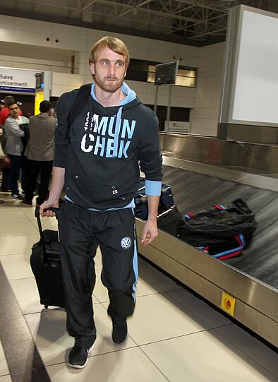 Daniel Bierofka am Gepäckband nach der Ankunft in Antalya.