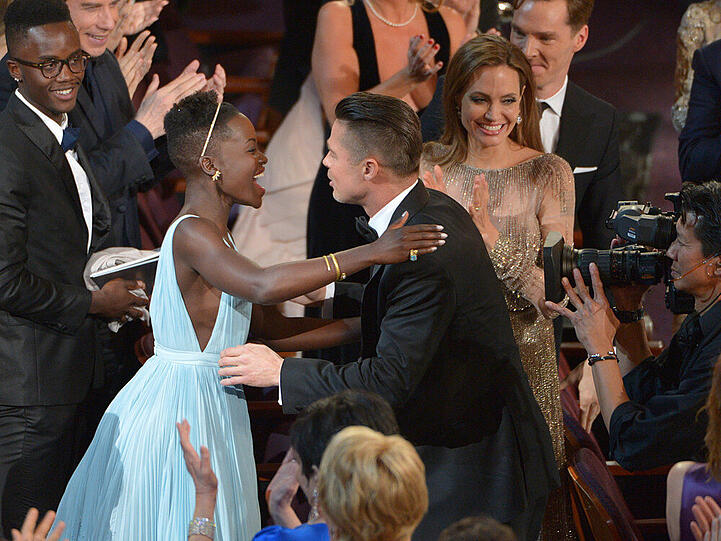 Lupita Nyong'o und Brad Pitt freuten sich bei der Oscar-Verleihung über den Erfolg von "12 Years a Slave"
