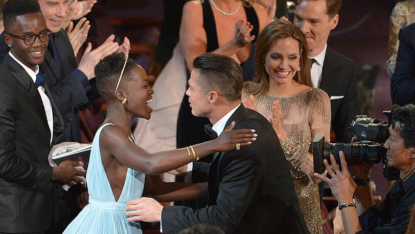 Lupita Nyong'o und Brad Pitt freuten sich bei der Oscar-Verleihung über den Erfolg von "12 Years a Slave" Lupita Nyong'o und Brad Pitt freuten sich bei der Oscar-Verleihung über den Erfolg von "12 Years a Slave"