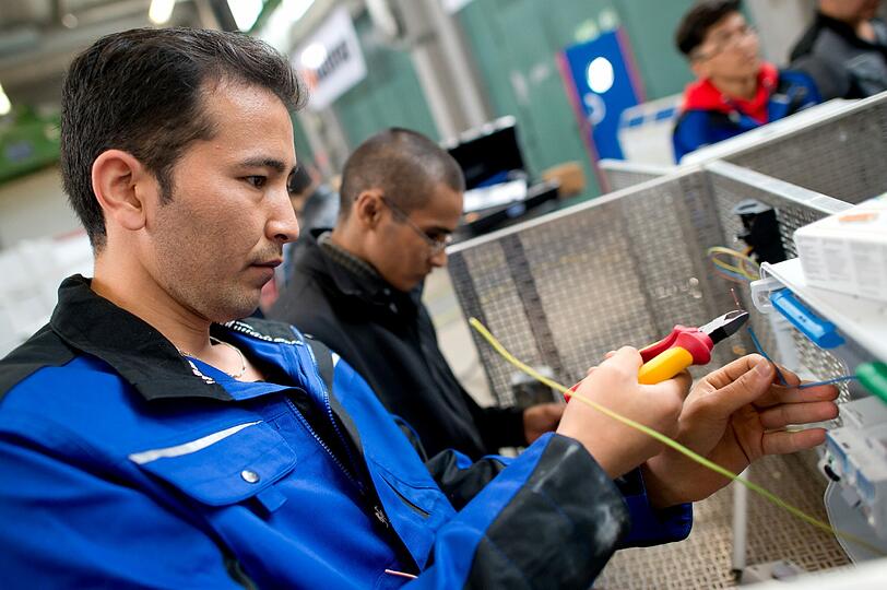 In mehrwöchigen Kursen können Flüchtlinge in der Lernwerkstatt erste Erfahrungen in verschiedenen Handwerksberufen sammeln.