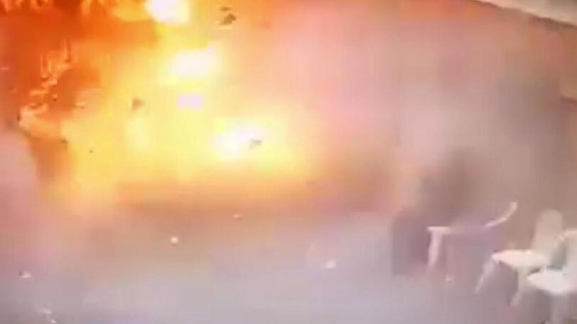 Bilder einer Überwachungskamera zeigen den Moment der Detonation einer Bombe vor der Kirche St. Markus.