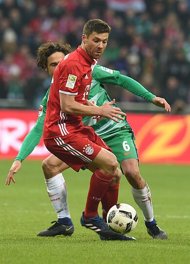 XABI ALONSO - Note 3: Ein letztes Olé des Spaniers! Alonso verabschiedete sich mit einem famosen Spiel gegen Freiburg von den Bayern-Fans. Als "wahren Glücksgriff" und "Gentleman" adelte Boss Karl-Heinz Rummenigge den 35-Jährigen, der auch in seiner dritten Saison im defensiven Mittelfeld gesetzt war (38 Pflichtspiele, sieben Torbeteiligungen). Warum? Weil kein anderer Bayern-Star so präzise spielt wie Alonso, weil keiner ein solches Rhythmusgefühl hat. Das wird den Bayern nun fehlen.