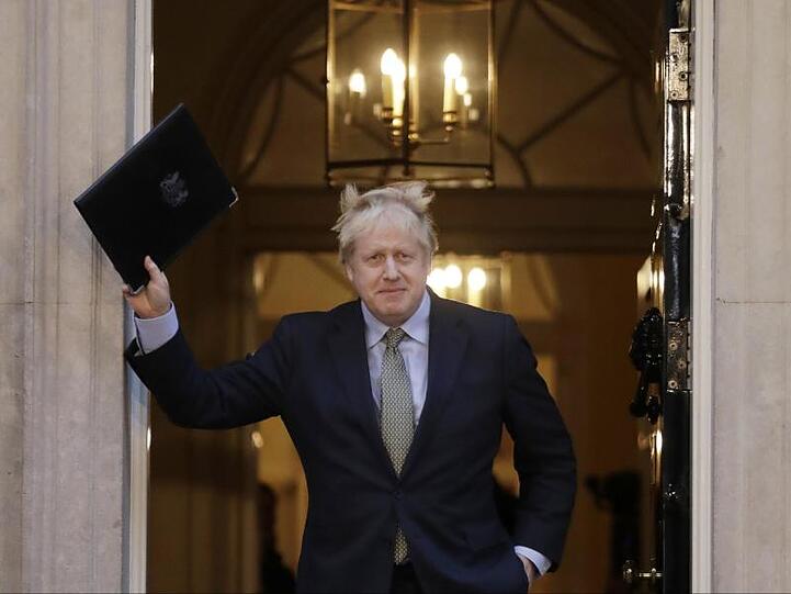 Premier Boris Johnson vor der Tür von 10 Downing Street.
