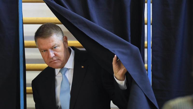 Klaus Iohannis, Präsident von Rumänien, verlässt eine Wahlkabine mit einem Stimmzettel. Klaus Iohannis, Präsident von Rumänien, verlässt eine Wahlkabine mit einem Stimmzettel.