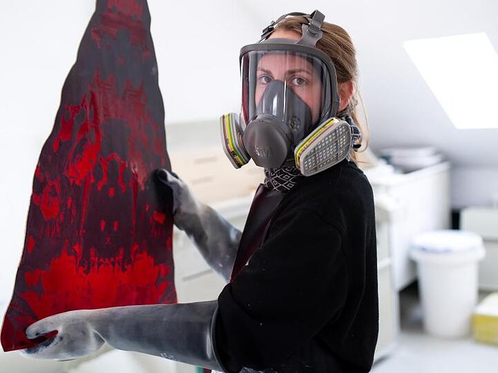 Die Kunstglaserin Anna Riedl arbeitet an einem Kirchenfenster von Gerhard Richter.