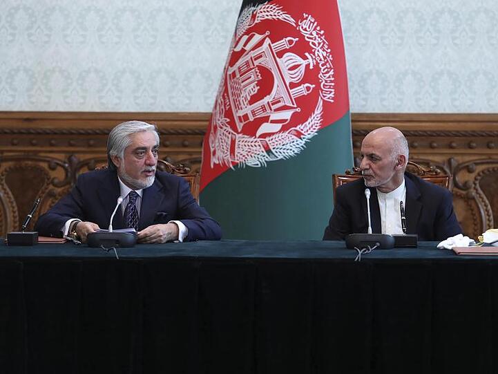 Aschraf Ghani (r) und Abdullah Abdullah (l) im Präsidentenpalast in Kabul.