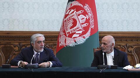 Aschraf Ghani (r) und Abdullah Abdullah (l) im Präsidentenpalast in Kabul.