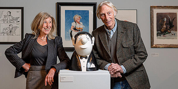 50 Jahre lang sammelte der Werbegrafiker, Verleger und Galerist Helmut Grill satirische Kunst zusammen mit seiner Frau Meisi. Nach seiner Galerie in der Villa Stuck eröffneten sie 1968 die Kunst- und Kuriositätenhandlung Etcetera. Neben Janosch, Zimnick, Loriot, Flora und Ungerer waren in ihrem Portfolio der "Galerie der Zeichner" natürlich auch Arbeiten von André Heller. 50 Jahre lang sammelte der Werbegrafiker, Verleger und Galerist Helmut Grill satirische Kunst zusammen mit seiner Frau Meisi. Nach seiner Galerie in der Villa Stuck eröffneten sie 1968 die Kunst- und Kuriositätenhandlung Etcetera. Neben Janosch, Zimnick, Loriot, Flora und Ungerer waren in ihrem Portfolio der "Galerie der Zeichner" natürlich auch Arbeiten von André Heller.