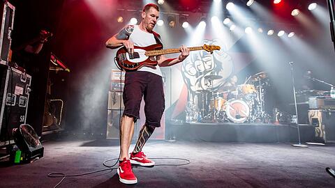 Tim Commerford auf der Bühne.