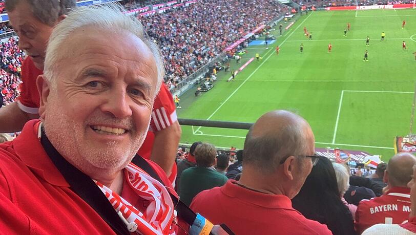 Bernd Hofmann, Präsident des weltweit größten Bayern-Fanclubs in Nabburg. Knapp 5.000 Einwohner hat der Ort in der Oberpfalz, rund 6.000 Mitglieder der Fanclub. Am Samstag wird er die Mannschaft vor Ort im Auswärtsspiel beim 1. FC Köln unterstützen. Bernd Hofmann, Präsident des weltweit größten Bayern-Fanclubs in Nabburg. Knapp 5.000 Einwohner hat der Ort in der Oberpfalz, rund 6.000 Mitglieder der Fanclub. Am Samstag wird er die Mannschaft vor Ort im Auswärtsspiel beim 1. FC Köln unterstützen.