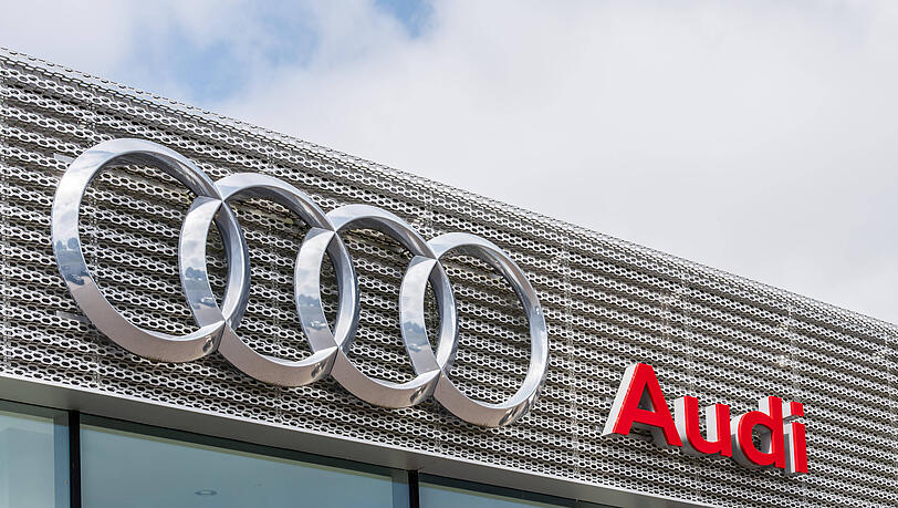 Das Logo des Deutschen Automobilherstellers Audi an der Fassade eines Autohauses.