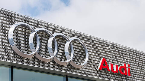 Das Logo des Deutschen Automobilherstellers Audi an der Fassade eines Autohauses.