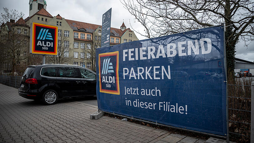 Im Rahmen des Projekts "Feierabend- und Wochenendparken" &ouml;ffnet Aldi S&uuml;d seine Parkpl&auml;tze gegen eine Geb&uuml;hr, hier in N&uuml;rnberg.