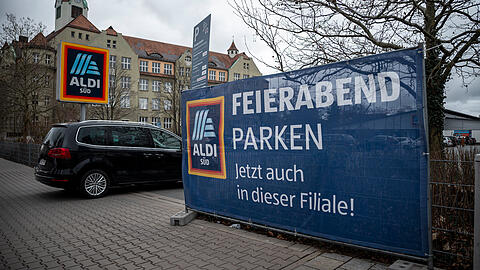 Im Rahmen des Projekts "Feierabend- und Wochenendparken" &ouml;ffnet Aldi S&uuml;d seine Parkpl&auml;tze gegen eine Geb&uuml;hr, hier in N&uuml;rnberg.