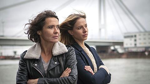 Seit 2014 ermitteln Ulrike Folkerts (links) und Lisa Bitter Seite an Seite im Ludwigshafener "Tatort". Nun gibt es was zu feiern: Die Episode "Explosive Mischung" am Sonntag, 4. Oktober, ist ihr 25. gemeinsamer Fall.