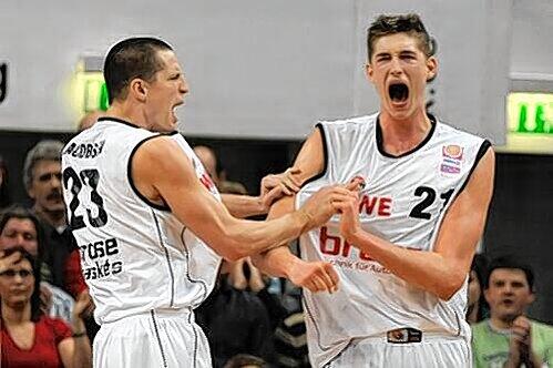 Bejubeln den Sieg über Alba Berlin: Die "Schreihälse" Tibor Pleiß und Casey Jacobsen (r.), der bei Brose verlängerte.