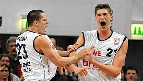 Bejubeln den Sieg über Alba Berlin: Die "Schreihälse" Tibor Pleiß und Casey Jacobsen (r.), der bei Brose verlängerte. Bejubeln den Sieg über Alba Berlin: Die "Schreihälse" Tibor Pleiß und Casey Jacobsen (r.), der bei Brose verlängerte.