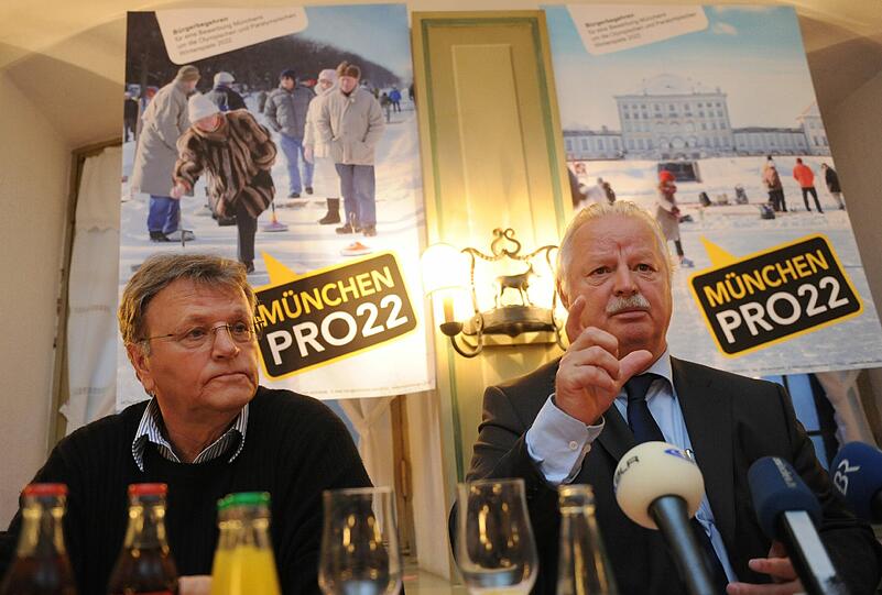 Hans-Ulrich Hesse, Münchner Kreisvorsitzender des Bayerischen Landes-Sportverbands (l) und der Münchner Stadtrat Mario Schmidbauer (CSU) auf der Pressekonferenz der Bürgerinitiative "München Pro22" in München