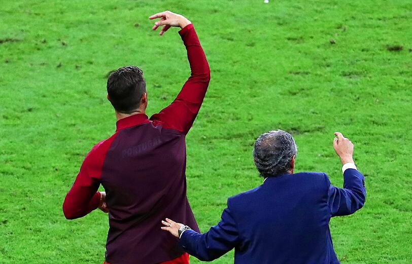 Das Ronaldo-Drama: Auf und Ab des portugiesischen Superstars im EM-Finale gegen Gastgeber Frankreich. Die einmaligen Bilder von Ronaldo, der von der tragischen Figur zum weltbesten Co-Trainer mutierte und dann zum großen Triumphator wurde.