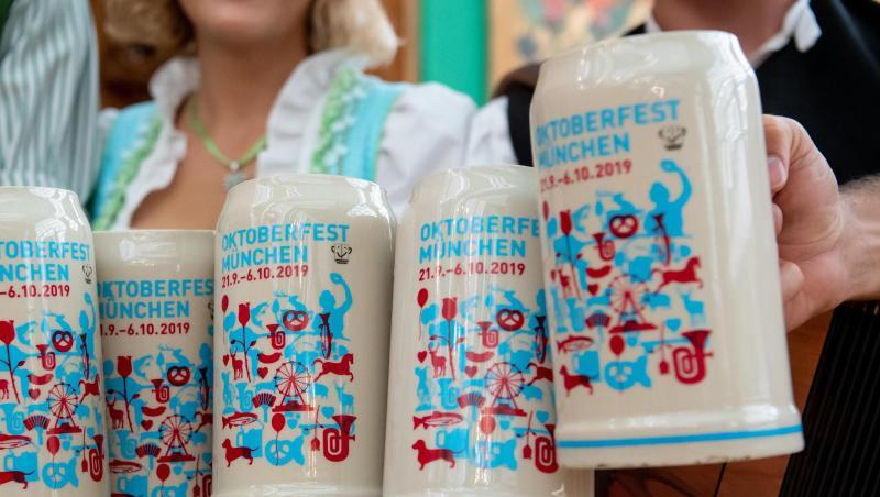 Bei der Vorstellung des offiziellen Wiesn-Maßkrugs 2019 stoßen Gäste mit dem neuen Maßkrug an. Foto: Sven Hoppe/Archiv